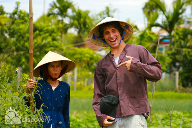Happy-farmer-at-Tra-Que-Village-Hoi-An-Countryside-Vietnam