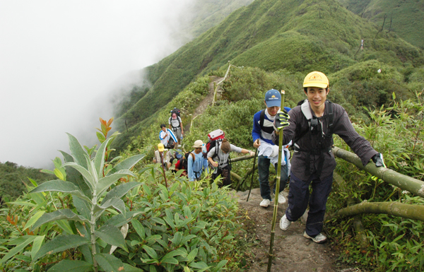 fansipan_climbing_sapa_tour