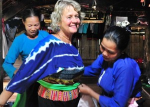 Muong Women help tourist