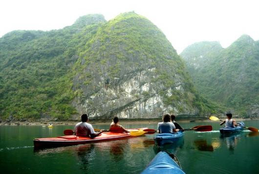 kayaking Halong bay